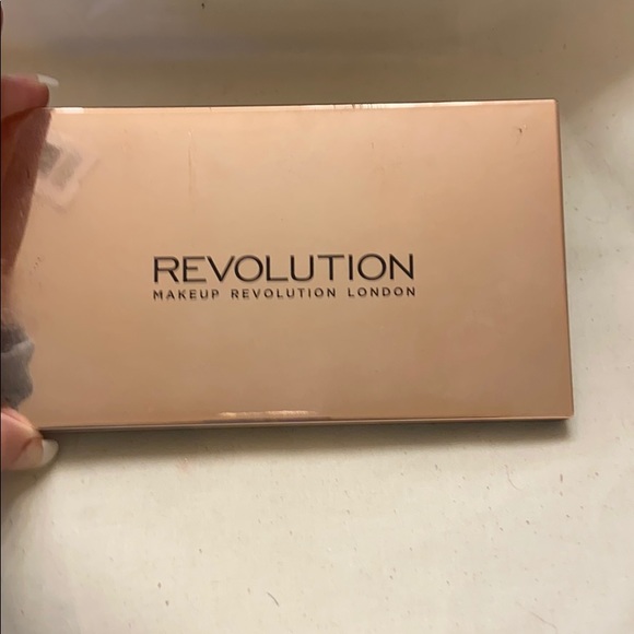 Revolution eye shadow palette - Picture 3 of 4
